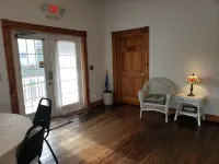 Historic Hardware Inn with River Views: Suite 103