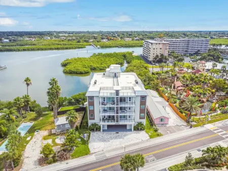 New Luxury PENTHOUSE Beach Condo with Pool and Water Views!