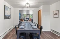 Gather the Fam! Close to everything, Home Theater, 2 Kitchens, 2 Living Rooms!