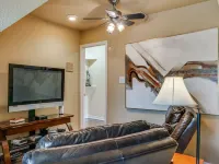 Couples Retreat with hot tub and steam room Hotels in Medina County