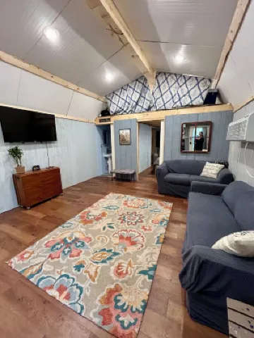 Tranquil cabin with AC and 2 creeks on secluded 5 acres with WiFi