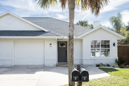 Modern Coastal Villa Steps from Sand, Shops & Dining Отели в г. Сейнт Огастин Бич