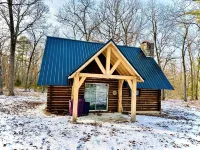 Tranquil Log Cabin adjacent to Mark Twain National Forest + minutes to the river