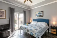 Just steps from the beach- Breezy Beach condo 住宿飯店