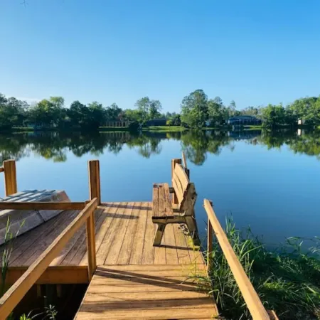 Stunning Lake house,heated pool, pet friendly,close to beach, restaurants ,bars