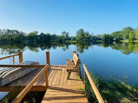 Stunning Lake house,heated pool, pet friendly,close to beach, restaurants ,bars