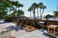 Beachfront on Siesta Key! Beach gear included - fully walkable!
