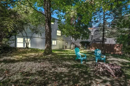 New King Bed! Firepit and Near CLE, BW, Metroparks Отели в г. Берея