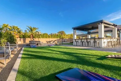 Modern Top Gun House in Arrowhead district. Heated Pool/Outdoor BBQ/Bar/Games Safeway附近的飯店