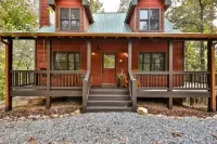 Peaceful Retreat~7 mins to town~Hot Tub,Fire Pit,Game Room, Fireplace & More!