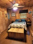PEACEFUL SECLUDED CABIN IN THE "MOUNTAINS" OF DOE VALLEY!