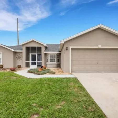 Family Fun Haven: 3 Bed/2 Bath/6 Mi to Legoland/Pet Friendly!