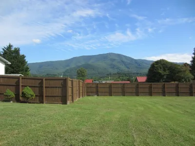 Laurelwood Retreat:   RENTS TO FOUR ONLY, Beautiful View of Cove Mountain. Autrey's Antiques & Ideas附近的飯店