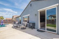 Family Pool Home – Saltwater Pool & Fire Pit – 2 King Suites – Sleeps 12