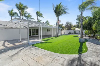 Modern 4 King Beds/Beauty Large yard/Golf/WFH/Long Stay/WIFI/FWY/25mins to Beach Hotels near Target