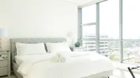 Spacious Luxury High-rise 2bd 2ba w/pool spa & gym