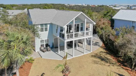 Uncrowded 30A Beach! Hot Tub, Heated Pool + Outdoor TV, Bikes, by Alys +Rosemary