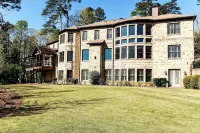 Luxury Lakefront-Theatre-Huge Yard-Mins to DT ATL Hotels near Aloha Plaza