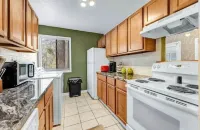 Townhouse Home Away from Home - 2 miles to Texas A&M