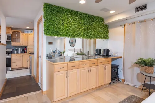 Stay in comfort and style! Encore Private Suite + Free parking! Close to Boston!