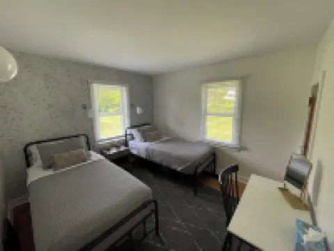 Ironton Stone Cottage, walk to Lake Charlevoix beach.