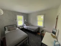 Ironton Stone Cottage, walk to Lake Charlevoix beach. Hotels in der Nähe von The Thatch House