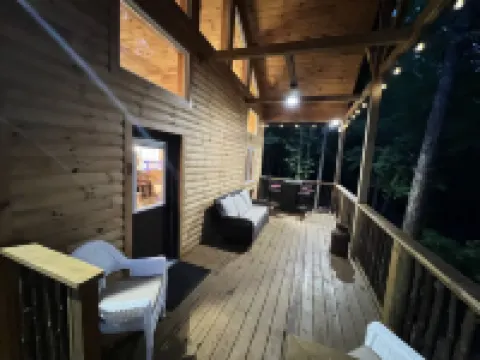 Secluded 3 bedroom Log Cabin Kid Friendly In Logan Ohio in Hocking Hills Hot Tub