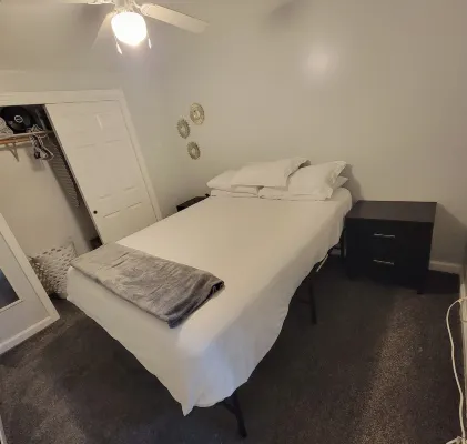 Private 1 bedroom apt in a quiet neighborhood, close to all!