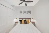 Modern 1BR APT in DT with Infinity Pool & Sauna 위치타 호텔