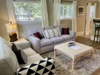 Spanish Moss Cottage: pet friendly getaway on the beautiful Spanish Moss Trail!
