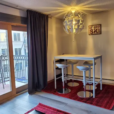 3 Min. Walk to Slopes!Mountain View! Steps to Ski Lift/Gondola, Shops & Dining!