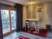 1 min. walk to slopes!Mountain view! Steps to ski lift/gondola, shops & dining!