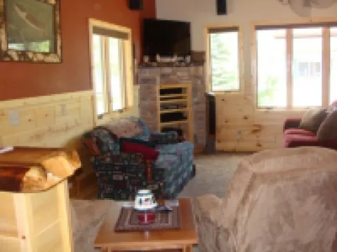 On North Twin Lake- Northern Exposure Rentals "Musky Lodge"