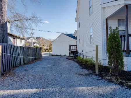 The Cozy Chic WeCo Spot | 3 minutes to Downtown | Steps to WeCo Riverwalk