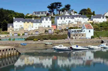 T2 apartment with terrace and view of Sauzon ria