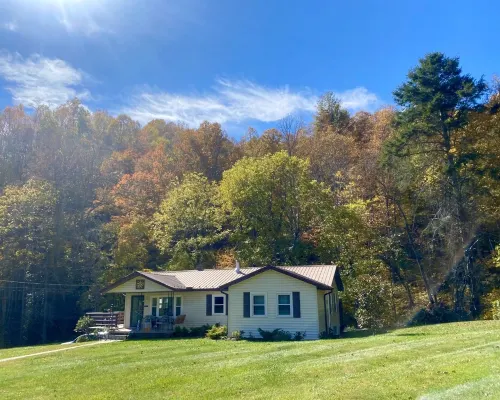 Creekside home with hot tub within 30 mins to Asheville Hotels in Yancey County