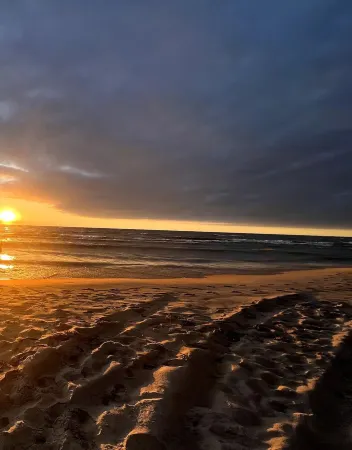 Modern Koi Getaway: 3BR Near Lake Michigan Beaches Отели рядом с достопримечательностью «Blue Stairs - Kids' Corner Beach Access»