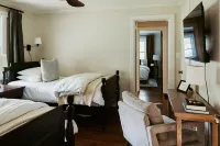 Complimentary Golf Cart  - .9 Miles From Square - Hot Tub Hotels near Oxford College of Emory University