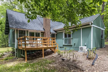 Charming 2-bedroom cottage in lovely Madison with WiFi, AC