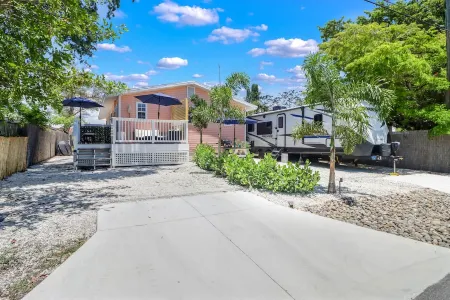 Luxury RV experience w/ all the amenities in central Naples! Отели рядом с достопримечательностью «Парк Лоудермилк»