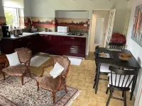 Petite Maison en Pierre Dans un Grand Jardin Fleuri Các khách sạn ở Plourin