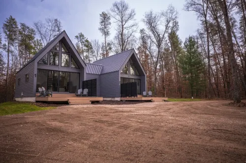 Modern Forest Chalet • Near Tippy Dam, Big-M & Caberfae • Starlink WiFi