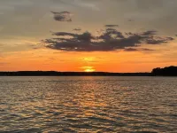 Spacious Lakehouse, Arcade Games, Huge Flat Yard, Premium Linens Included!