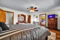 Wine & Vinyl Vacation Home ~ Wine, Vinyl Records, Popcorn Machine, Private Deck