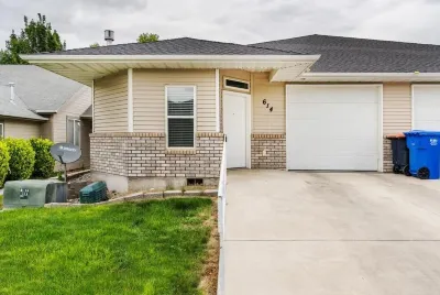 Spacious Cheerful Townhouse With Indoor Fireplace Hotels near Rock Creek Park