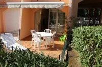 T2, Ground Floor, Terrace, 5 mn walk from the beach and shops, sheets included Hotels near Plage of the Faviere