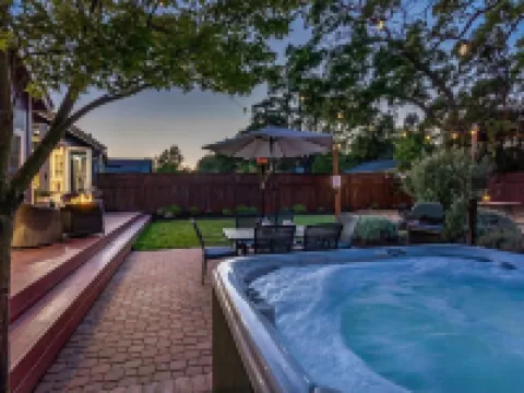 Gourmet Kitchen in Wine Country w/Hot Tub + Office Hotels in Windsor