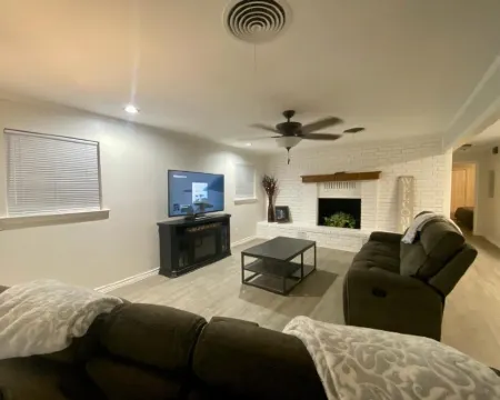 Midtown Escape - located in the heart of Graham, Texas Hotels in Graham