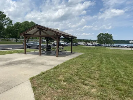 Cozy Country Cabin! 1 mile from Lake and beach area!