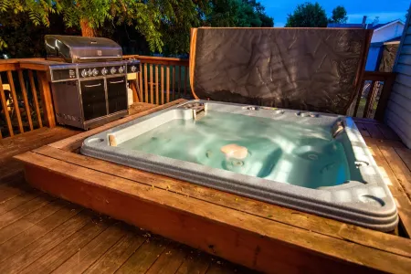 Charlevoix Family Home ~  in Town Home, Newly Renovated, Fire Pit, Hot Tub!!!